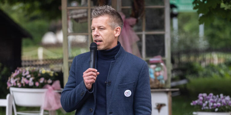 Magyar Péter pártja az ellenzék élén, kacsacsaládot mentettek tűzoltók – híradó