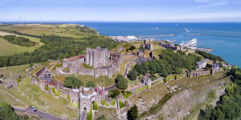 Egy rakás katonai rajzocskát találtak egy angol kastély egyik ajtaján