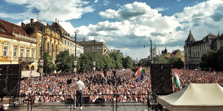 Nagy tüntetést rendezett Magyar Péter Debrecenben