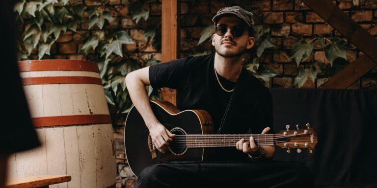 Súlyos repülőgép-katasztrófa történt, megint duplázik Azahriah – híradó