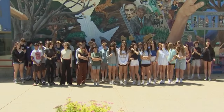 23 ikerpár ballagott el egy massachusettsi iskolából