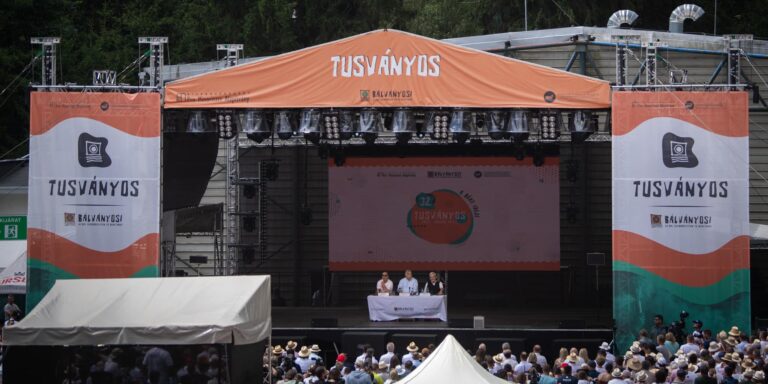 Tusnádfürdőn bulizik a Fidesz, fizetési felszólítást kapott Magyarország – híradó