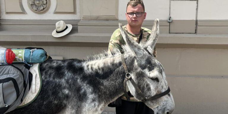 Egy 19 éves magyar fiú épp országjáró túrán van a szamarával