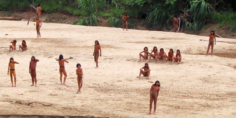 Már az influenszerek is fenyegetik az érintetlen törzseket