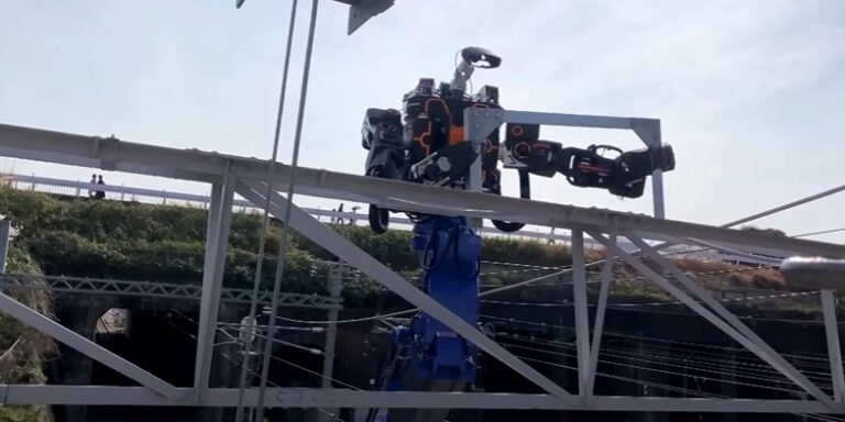 Emberhez hasonló robot takarítja a japán vasútvonalakat