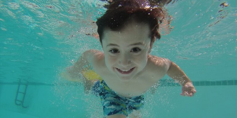 Tényleg veszélyes úszni evés után?