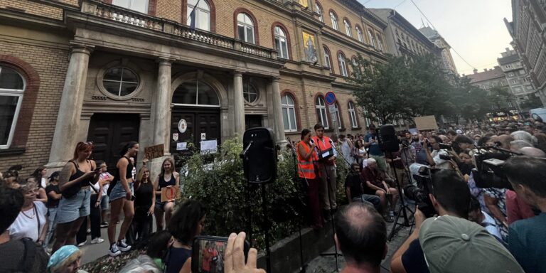 Ricky Martin jön, a Madách Imre Gimnázium igazgatója megy – híradó