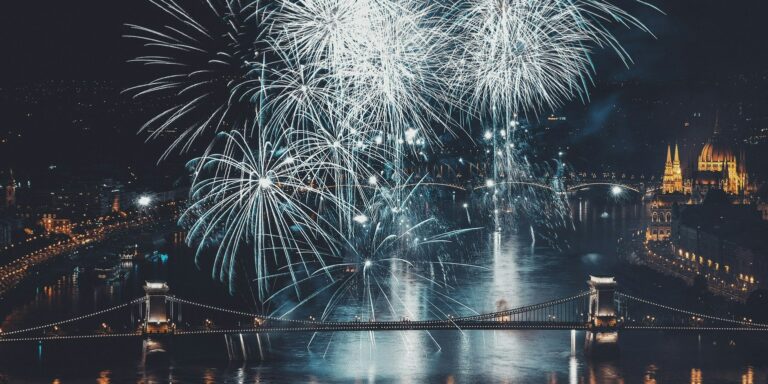 Dráguló tűzijáték, perrel fenyegető miniszterelnök, értékes bálnapisi – híradó