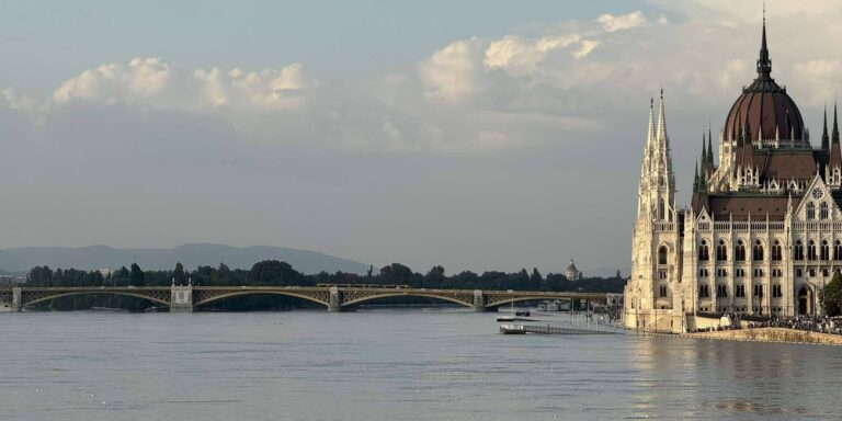 Megkezdődött a Dunán a tetőzés, előkerült Schadl György kisrepülője