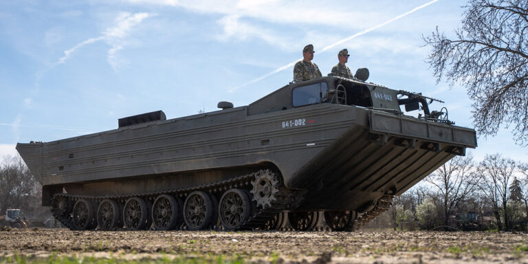 Az árvízi harcosok: a Honvédség kétéltű lánctalpasai