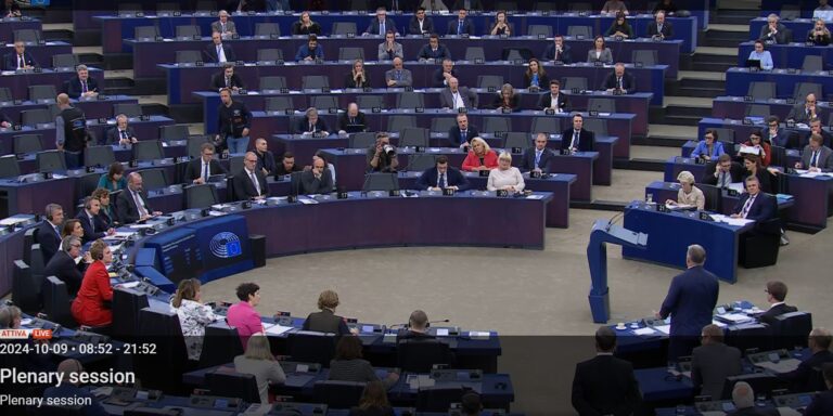 Taps és fütty fogadta Orbán Viktort az EP-ben, eléri Floridát az évszázad vihara – híradó