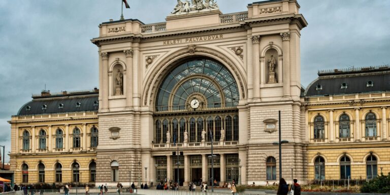 Tűvel és cérnával segített egy hős a villamoson, vizsgálják a kisiklott vonat ügyét