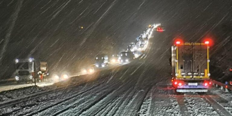 Közlekedési káoszt okozott az első hó, elindult a Cipősdoboz Akció – híradó