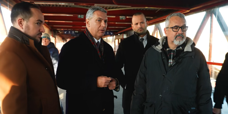 Ahogy Lázár János nyugtatgat, úgy senki, a Mikulás kifogyott a hóból – híradó