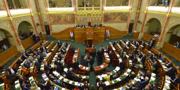 Túlóráznak a képviselők a parlamentben, elszabadult egy jéghegy – híradó