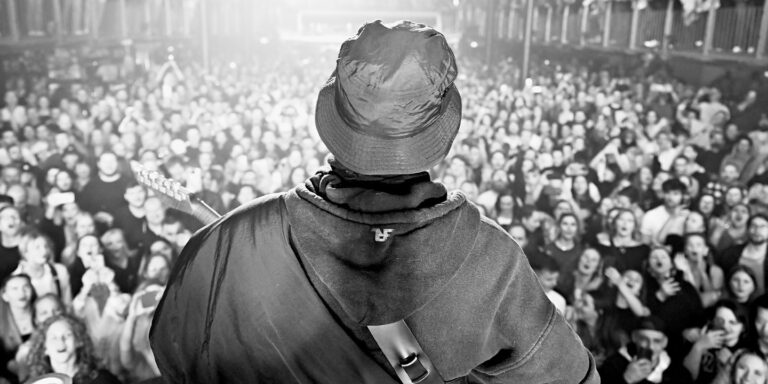 Kijött Azahriah egyik tavaszi koncertjének felvétele