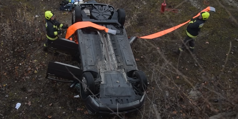 Óriási gödörbe zuhant egy autó Budapesten, keresnek egy lottónyertest – híradó