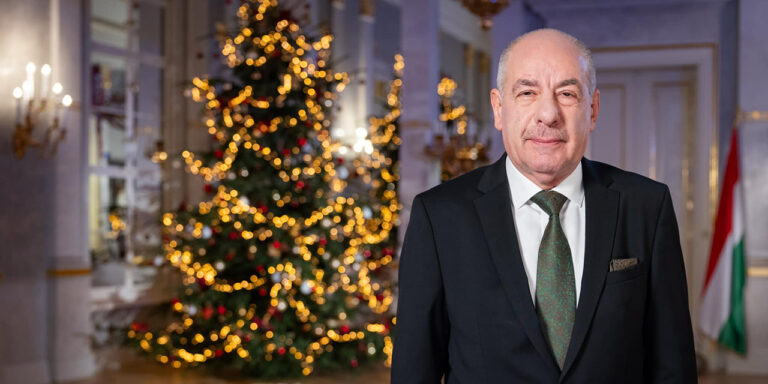 Váratlan karácsonyi beszéddel jelentkezett a köztársasági elnök