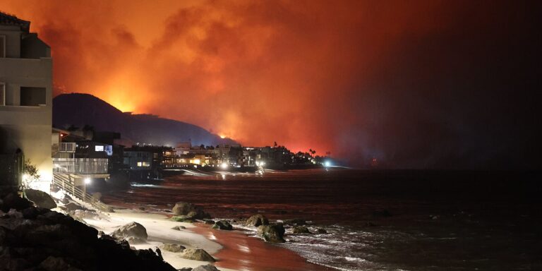 Még mindig tombol a tűzvész Amerikában, Trump nem megy börtönbe – híradó