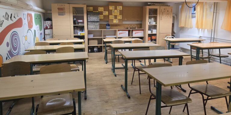 Több mint 240 iskolában volt bombariadó ma délelőtt