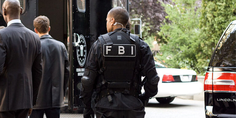 Fel a kezeket! FBI!