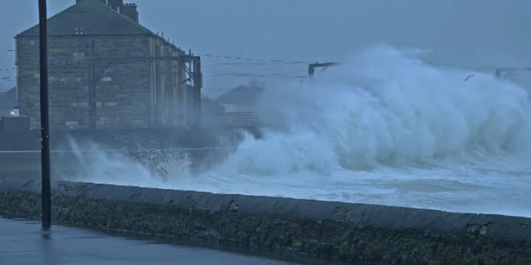 A PDSZ válaszokat követel a bombariadó után, hatalmas vihar tombol a briteknél – híradó