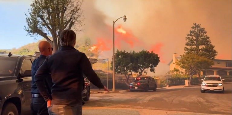 Tovább perzselik Los Angelest az erdőtüzek, Rogánon viccelődik egy hamburgeres – híradó