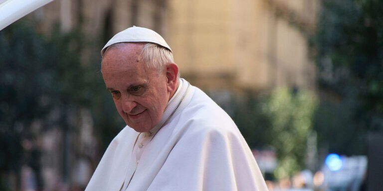 Ferenc pápa: agyrohasztó a doomscrolling