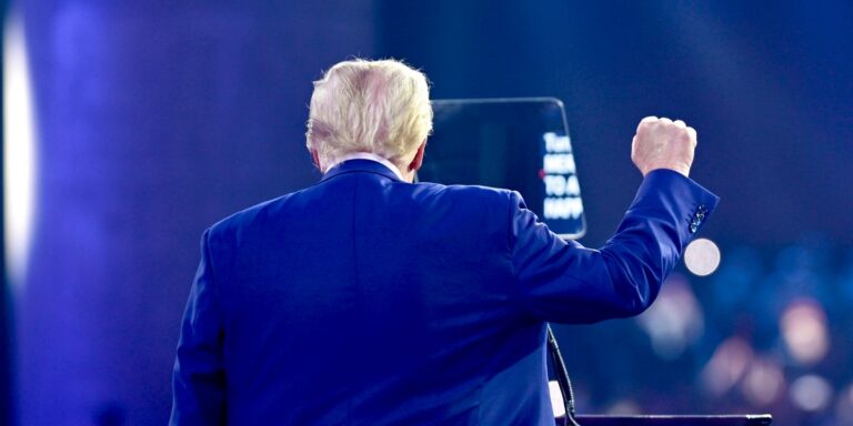 Trump diktátornak nevezte az ukrán elnököt, tüntettek a Kolibri Színháznál – híradó