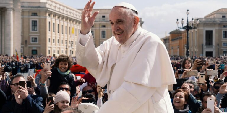 Felháborodás kíséri az új kompetenciamérést, hírek jöttek Ferenc pápáról – híradó