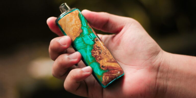 Influenszerek szálltak be a brit kormány kampányába, lebeszélik a fiatalokat az e-cigikről