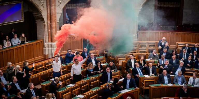 Este 7-kor blokád alatt a Margit híd, tüntetnek a Pride betiltása ellen – híradó