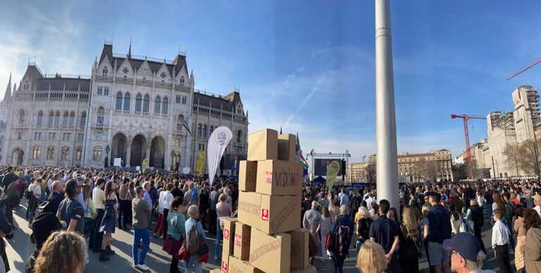 Megtelt a Kossuth tér az orvosok tüntetésén