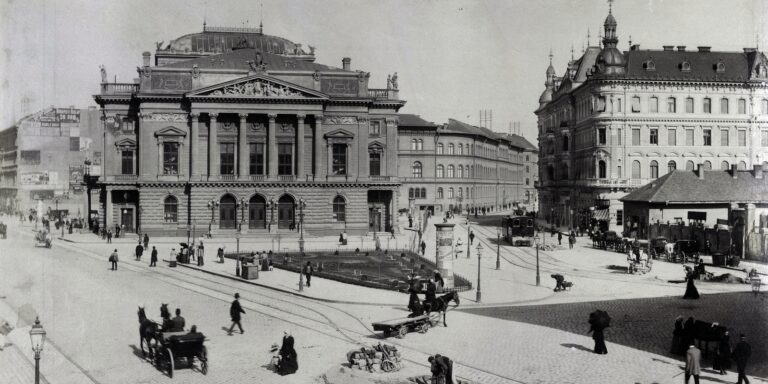 Csak most került elő egy felvétel arról, ahogy 60 éve felrobbantották a Nemzeti Színházat