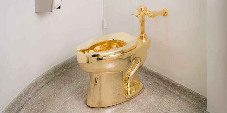 Elítélték a tolvajt, aki ellopott egy 100 kilós aranyvécét