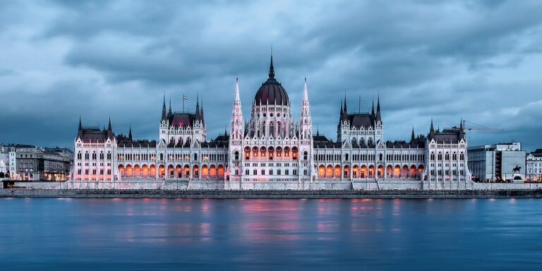 Parlamentből kitiltott képviselők itthon, óriási áramszünet Portugáliában és Spanyolországban – híradó