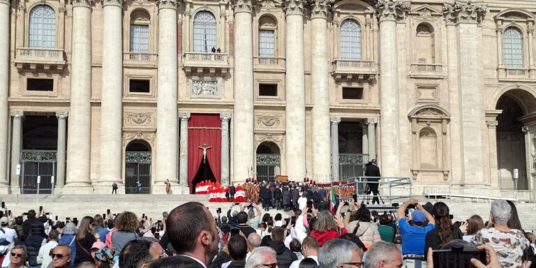 Szombaton temetik Ferenc pápát, rekordbüntetést kaptak a tüntető fiatalok – híradó