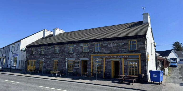 Óriásplakátokon keresi új tulajdonosát egy 155 éves ír kocsma