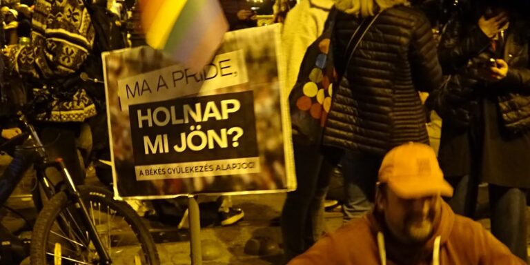 Tovább szigorítanák a gyülekezési törvényt, megint át lehet sétálni a Duna alatt – híradó