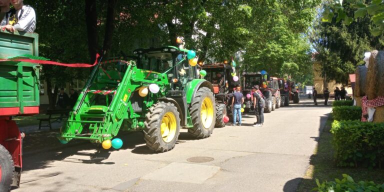 Traktorokkal ballagtak a diákok a mezőgazdasági középiskolákból