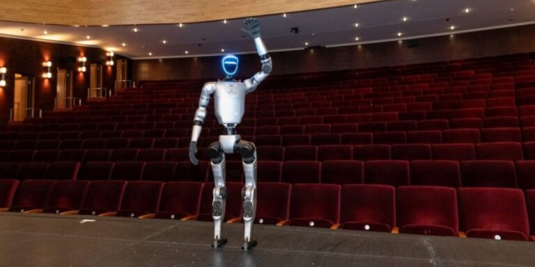 Egy humanoid robot is játszik a Vörösmarty Színház egyik darabjában