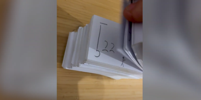 Egy brit tinédzser rajzolt egy 1300 oldalas könyvet