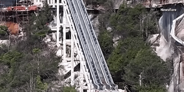 Hatalmas mozgólépcsőket szereltek fel egy kínai hegyre