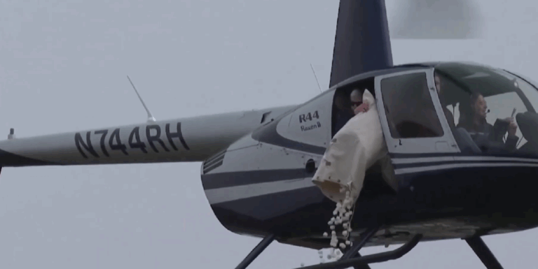 Valóra vált álom? Helikopterből öntöttek édességet egy csomó amerikai gyerekre