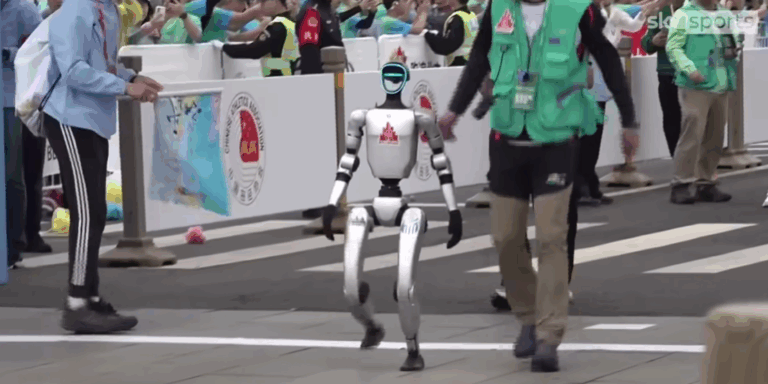 Robotok versenyeztek emberekkel egy futóversenyen Kínában