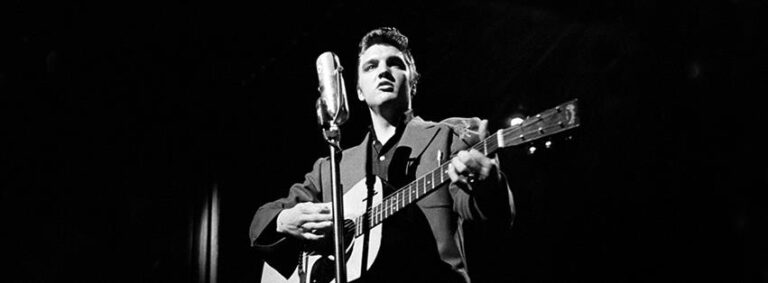 A neten árulják Elvis Presley gitár alakú kocsiját