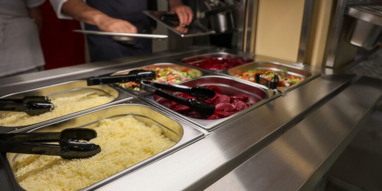 Jól vizsgázott a svédasztalos menza egy budapesti iskolában