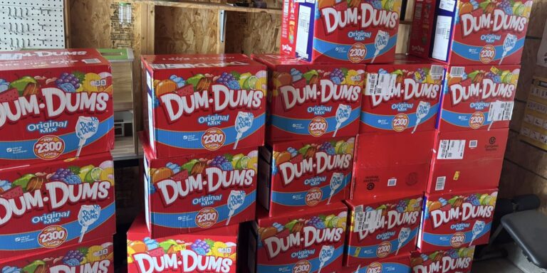 Az anyja telefonjával játszott, 70 ezer nyalókát rendelt a netről egy 8 éves