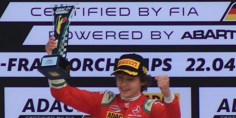 Az egész osztálya elkísérte a Forma-1 újoncát a hétvégi versenyére