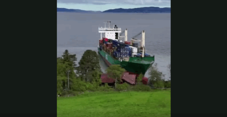 Nem ébredt fel egy férfi arra, hogy az előkertjébe beúszott egy konténerhajó